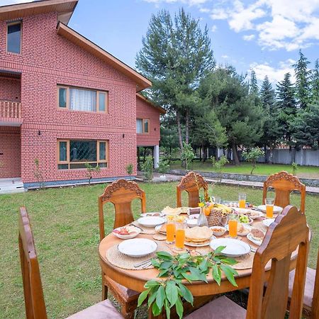 Stayvista At Pinewood Villa - Pet Friendly Villa With Lawn & Pool Table Srīnagar 外观 照片