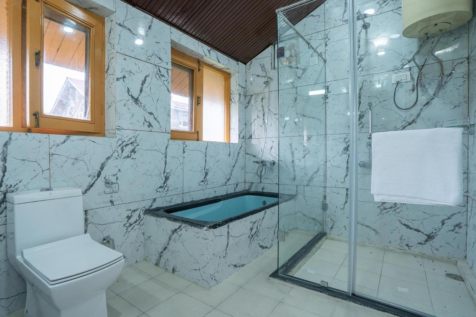 Stayvista At Pinewood Villa - Pet Friendly Villa With Lawn & Pool Table Srīnagar 外观 照片