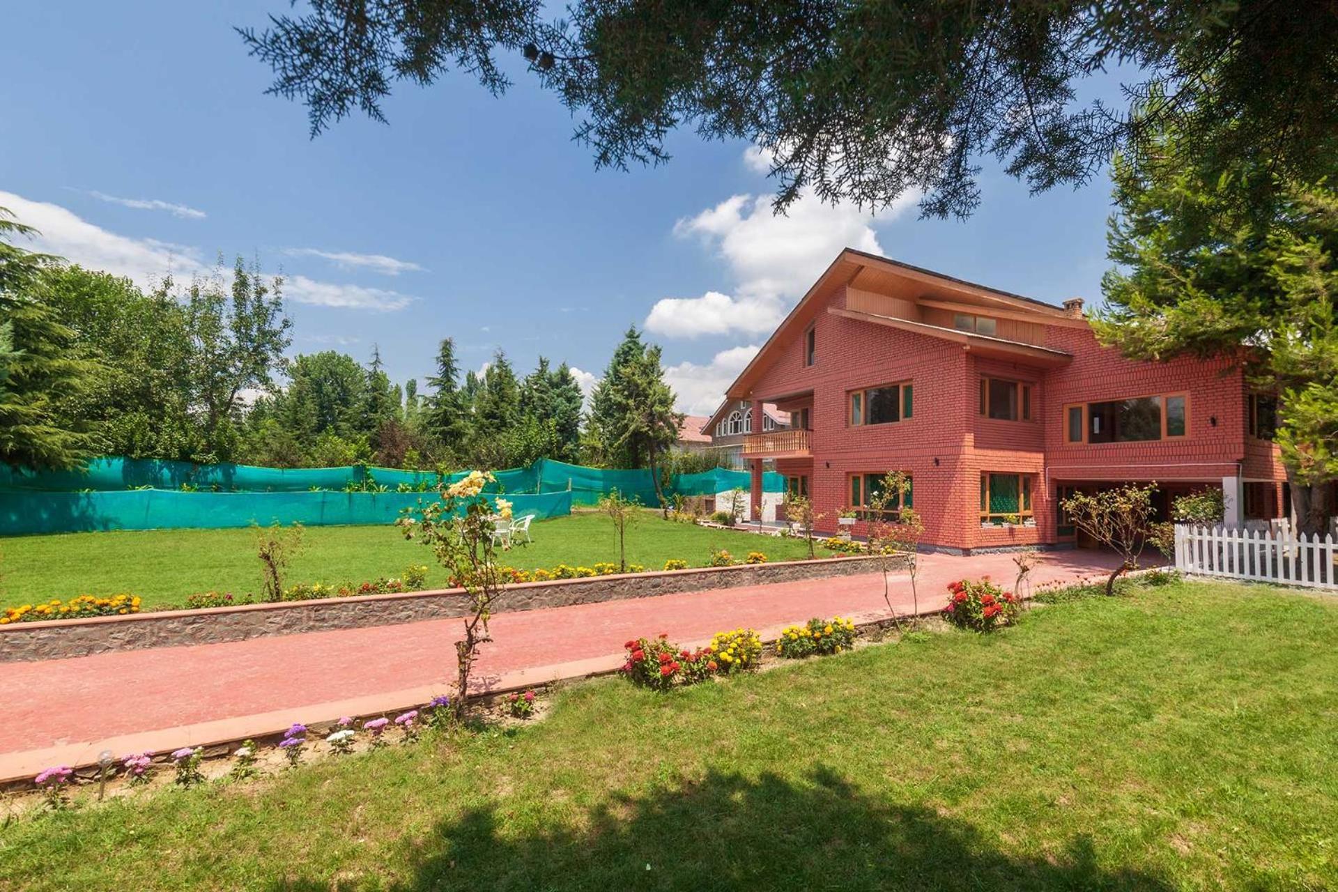 Stayvista At Pinewood Villa - Pet Friendly Villa With Lawn & Pool Table Srīnagar 外观 照片