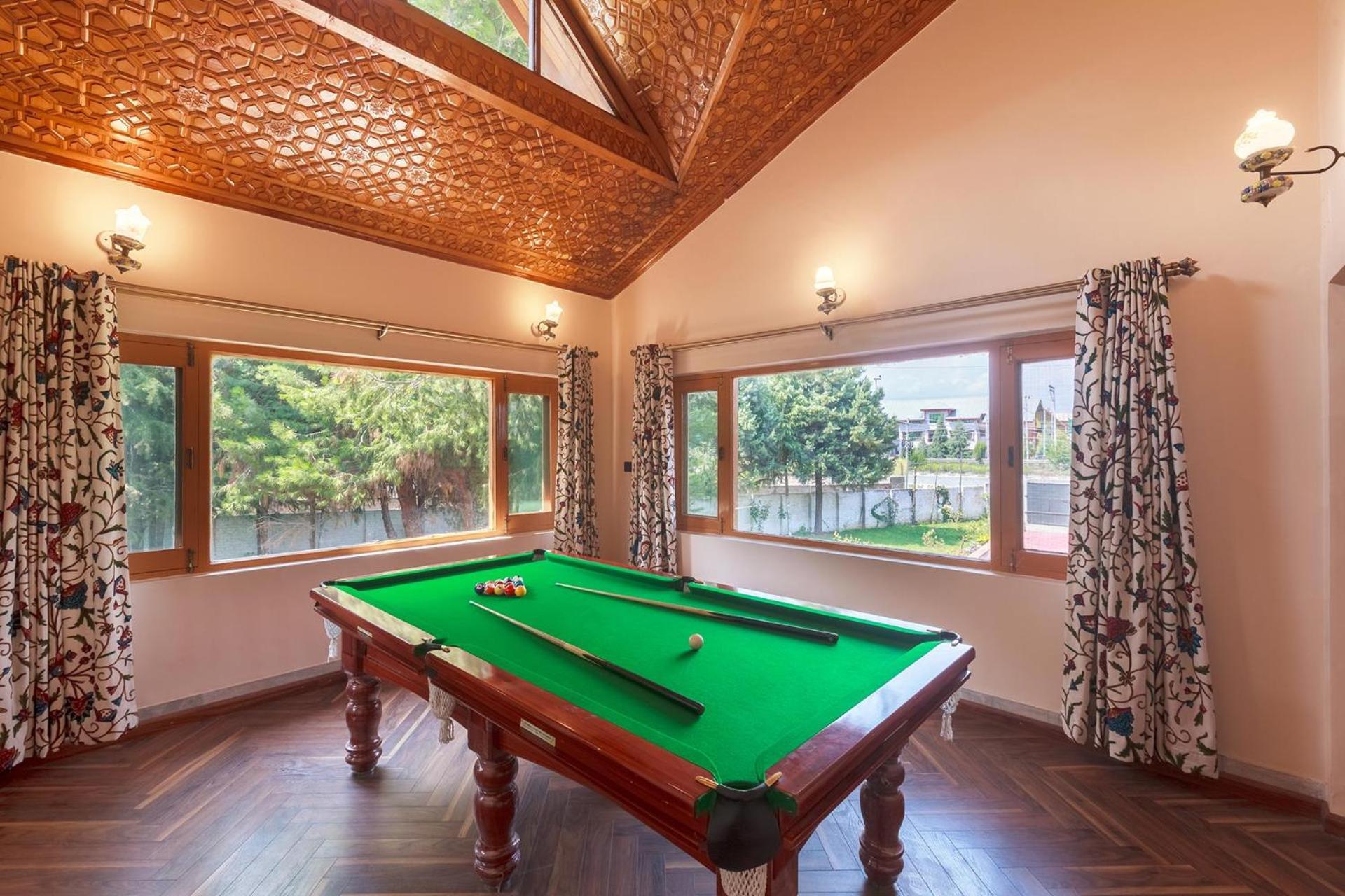 Stayvista At Pinewood Villa - Pet Friendly Villa With Lawn & Pool Table Srīnagar 外观 照片