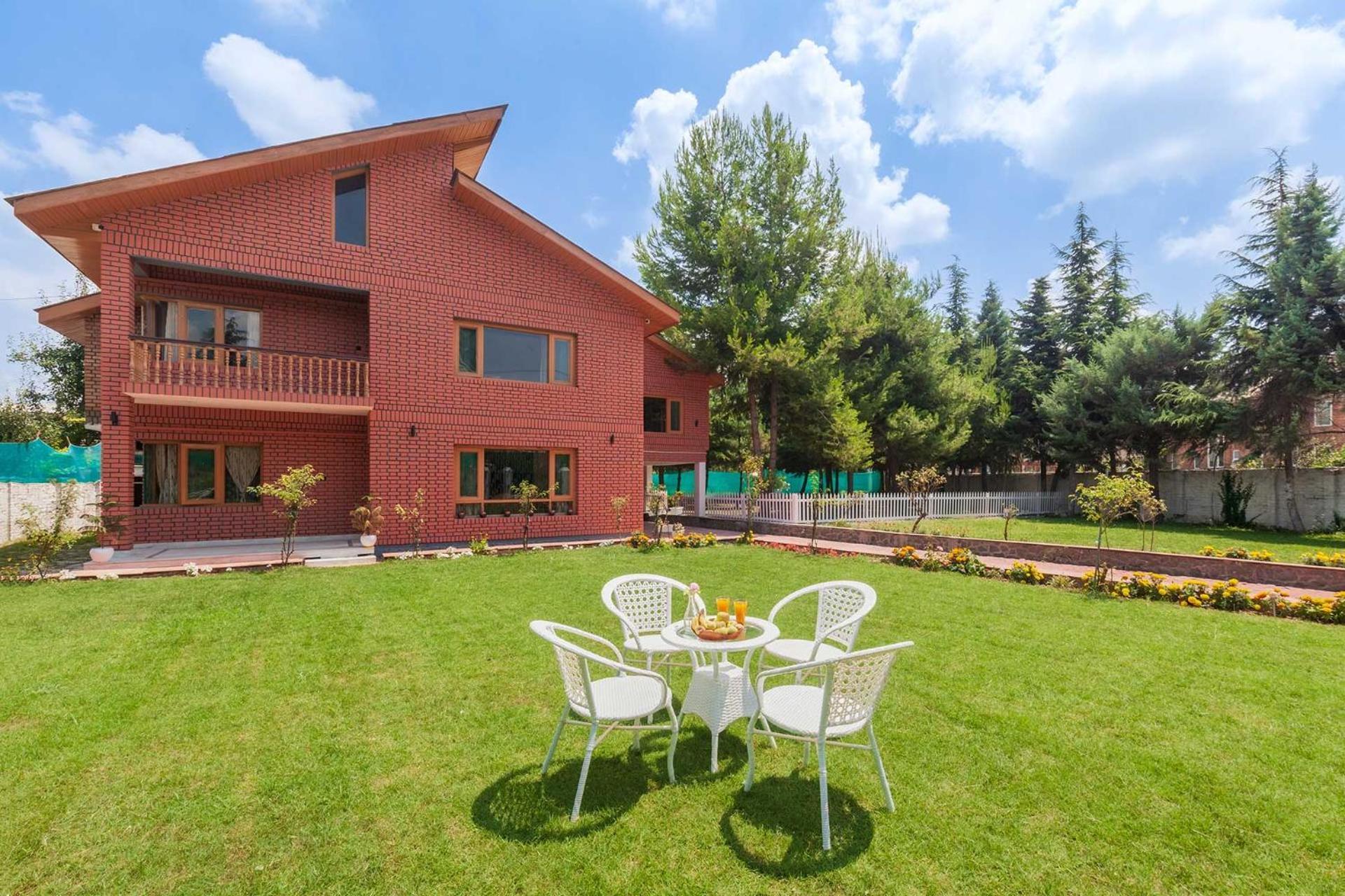 Stayvista At Pinewood Villa - Pet Friendly Villa With Lawn & Pool Table Srīnagar 外观 照片