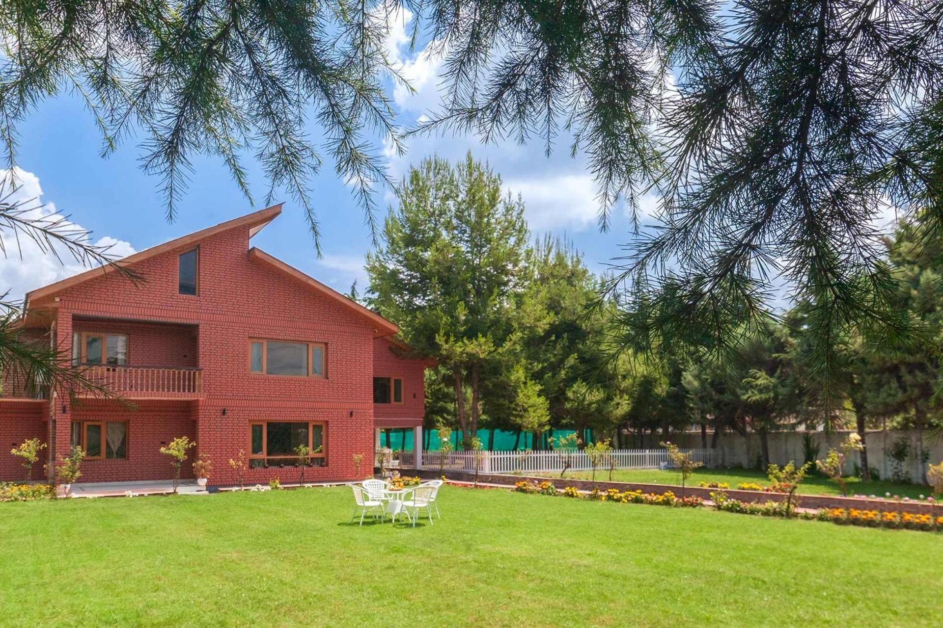 Stayvista At Pinewood Villa - Pet Friendly Villa With Lawn & Pool Table Srīnagar 外观 照片