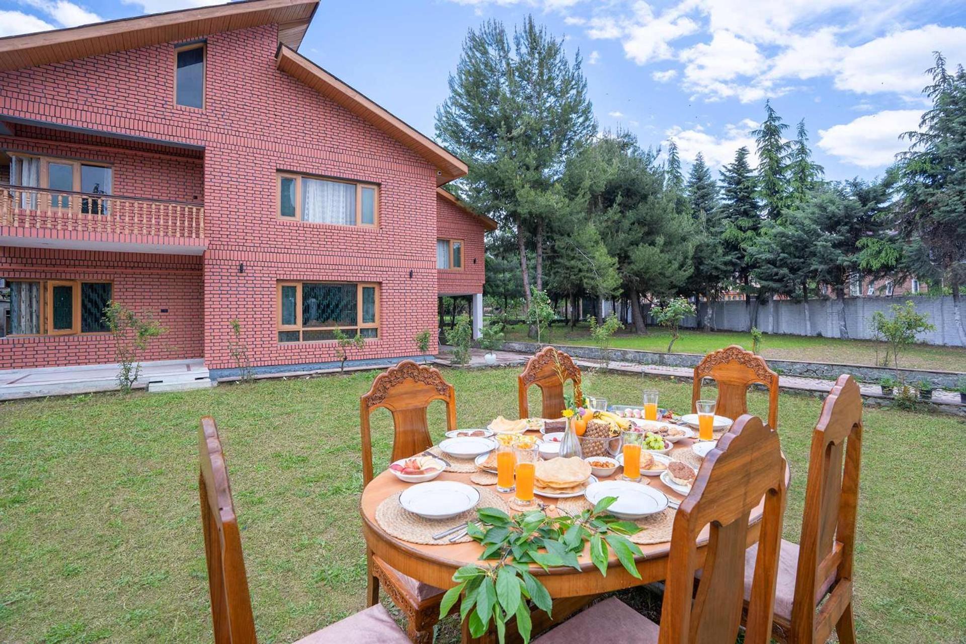Stayvista At Pinewood Villa - Pet Friendly Villa With Lawn & Pool Table Srīnagar 外观 照片